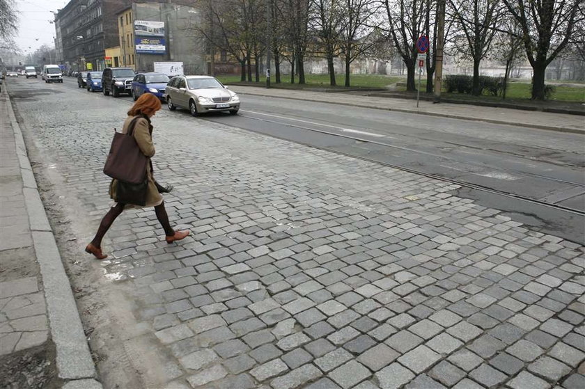 NA WIELU PRZEJSCIACH DLA PIESZYCH NIE MA NAMALOWANYCH PASOW