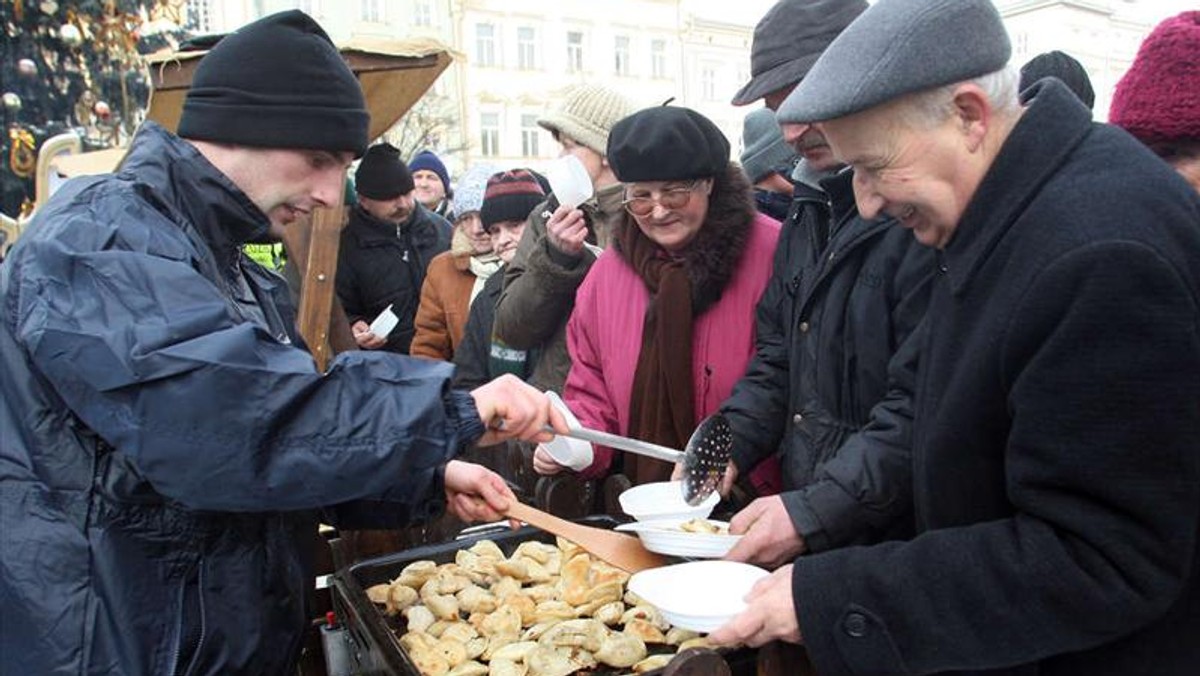 Wielki stół wigilijny na Rynku Głównym! Jak co roku, restaurator Jan Kościuszko, zaprasza wszystkich ubogich, potrzebujących i samotnych na wspólny świąteczny posiłek. W niedzielę kucharze rozdadzą pod ratuszową wieżą aż 250 tys. pierogów! To największa Wigilia w Europie! Nie zabraknie także innych darów serca na święta dla potrzebujących.