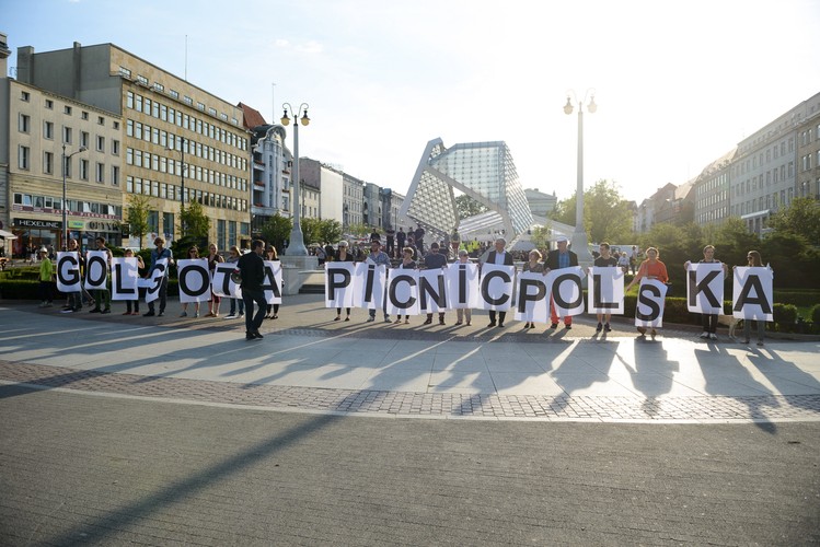 Kontrowersyjna sztuka 'Golgota Picnic'. Protesty i modlitwy w całym kraju