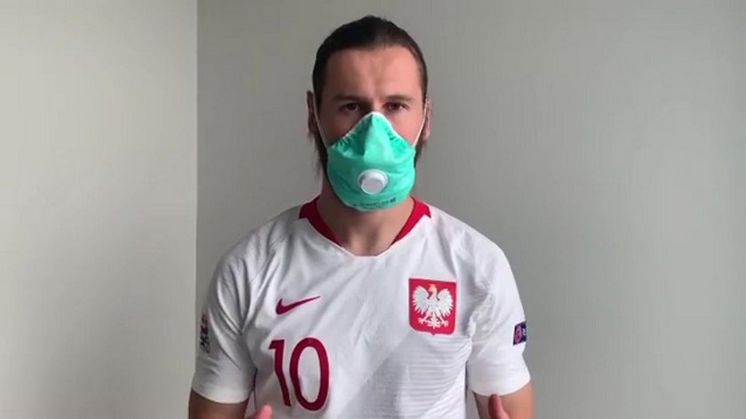 Krychowiak pokazał, jak zdjąć rękawiczki i maseczkę 