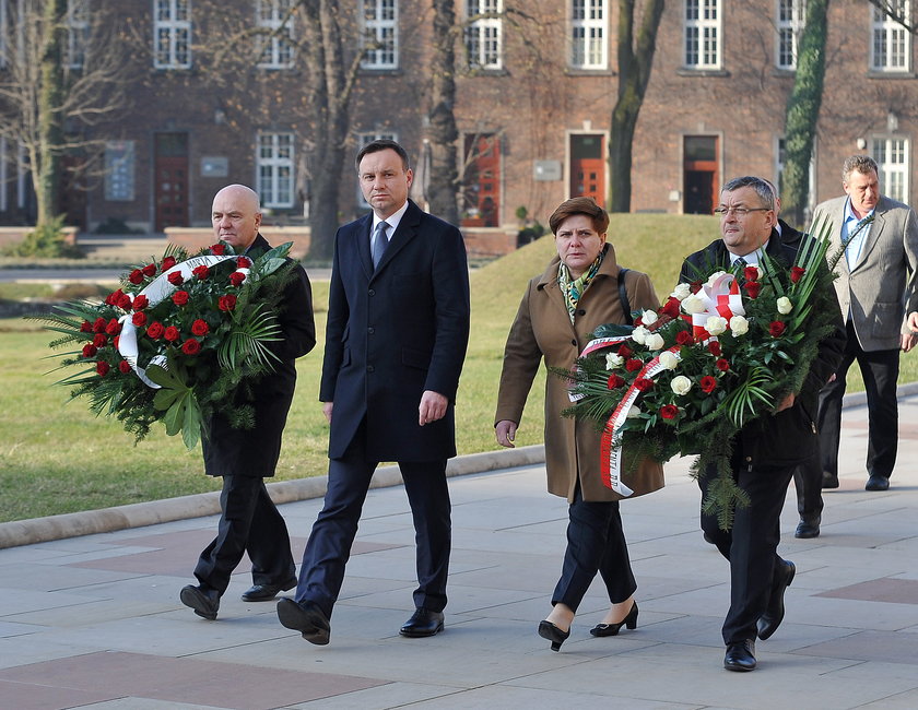 Nieelegancki gest Dudy na grobie Kaczyńskich