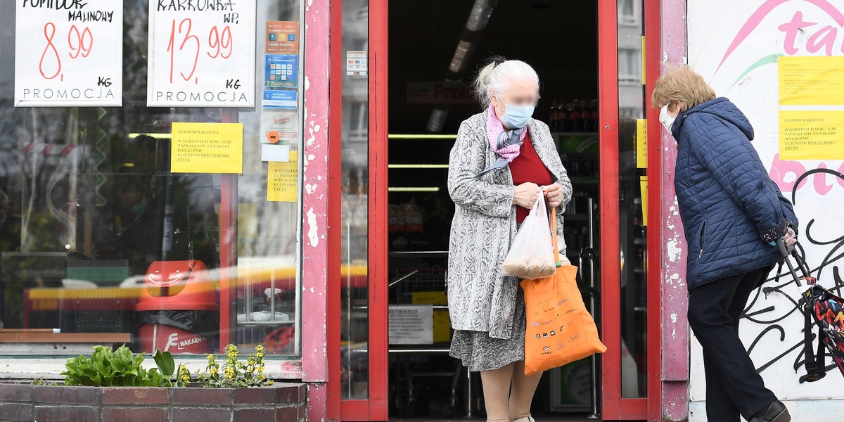 Tzw. godziny dla seniorów od początku krytykowała branża handlowa. Od 4 maja znikają na dobre.