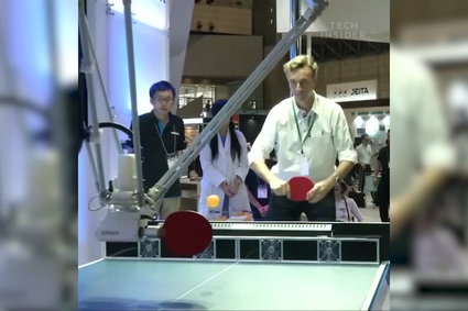 Ten robot jest mistrzem gry w ping-ponga