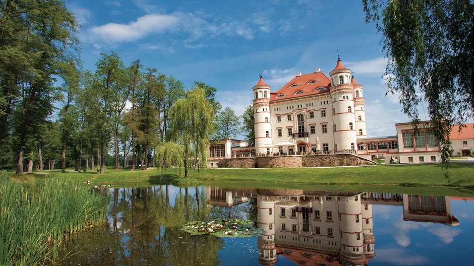 W tym XIII-wiecznym pałacu komuniści urządzili PGR. Dziś są tam m.in. restauracja i hotel.