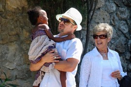 Porodica Pit na kolenima od bola nakon SMRTI BREDOVE MAJKE: Iza nje ostalo 14 UNUČIĆA, a evo šta je govorila o ANĐELINI DŽOLI