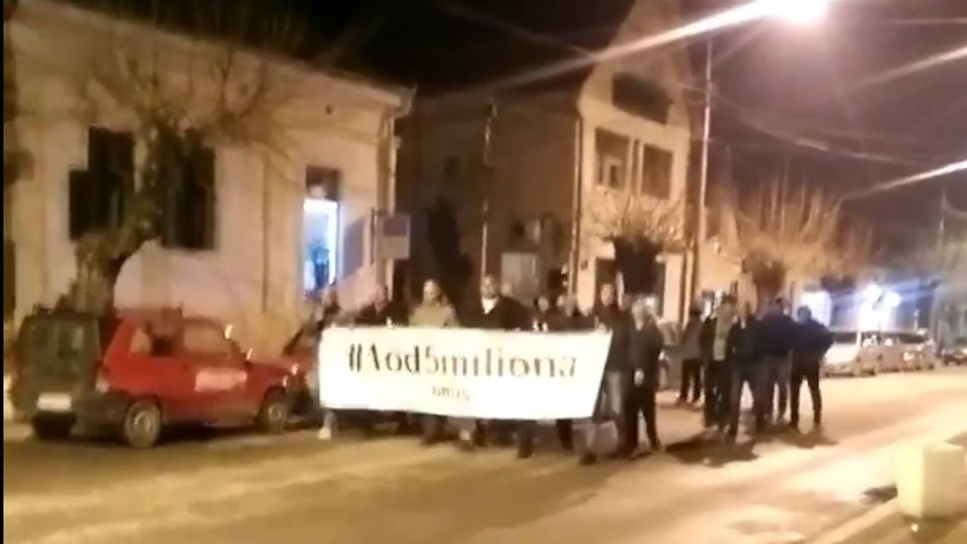 Naklon do poda za hrabre ljude koji su izašli na protest u Brusu