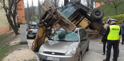 Koparka runęła na auto. Te zdjęcia mówią wszystko