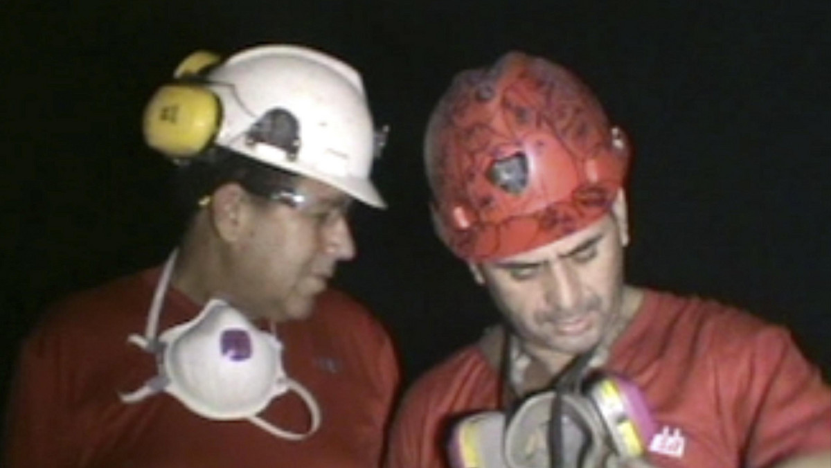Prezydent Chile Sebastian Pinera oświadczył, że liczy, iż 33 górników uwięzionych pod ziemią od 5 sierpnia uda się uratować jeszcze przed jego wyjazdem do Europy 15 października.