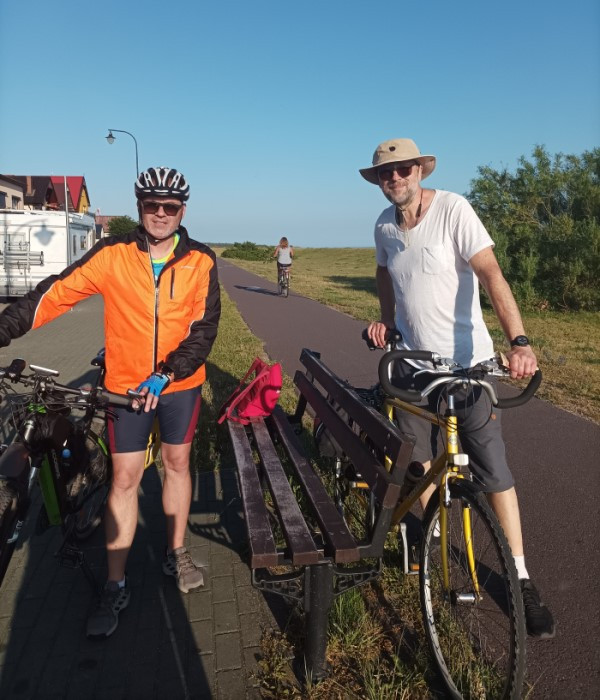 Pan Radek z przyjacielem Lechem (lekarzem ze Szwecji). - Przejechaliśmy na rowerach ponad 70 km
