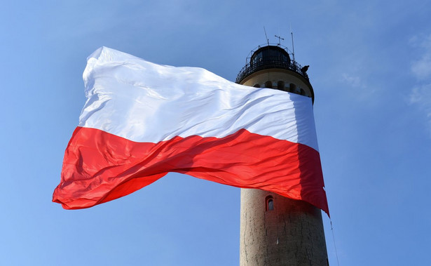 Największa flaga w Polsce zawisła na latarni morskiej w Świnoujściu
