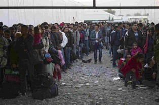 Gaz pieprzowy i pałki teleskopowe. Niemcy robią biznes na imigrantach