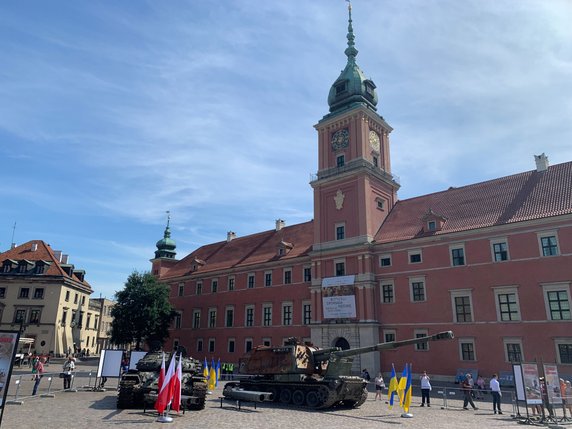 Rosyjskie maszyny wojskowe na placu Zamkowym 