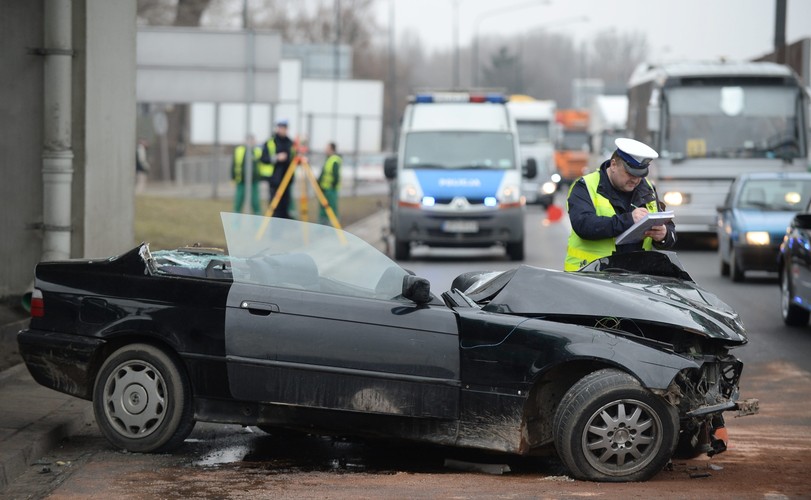 BMW rozbite na filarze mostu Łazienkowskiego w Warszawie