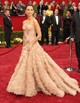 2007 – A 79. Oscar-gálán Penélope Cruz egy lenyűgöző, rózsaszín, pánt nélküli Versace ruhát viselt, amelyet tollas szoknyarésszel díszítettek. Bár a ruha megosztotta a kritikusokat, később több listán is a legjobb Oscar-ruhák közé sorolták. Te emlékszel rá?