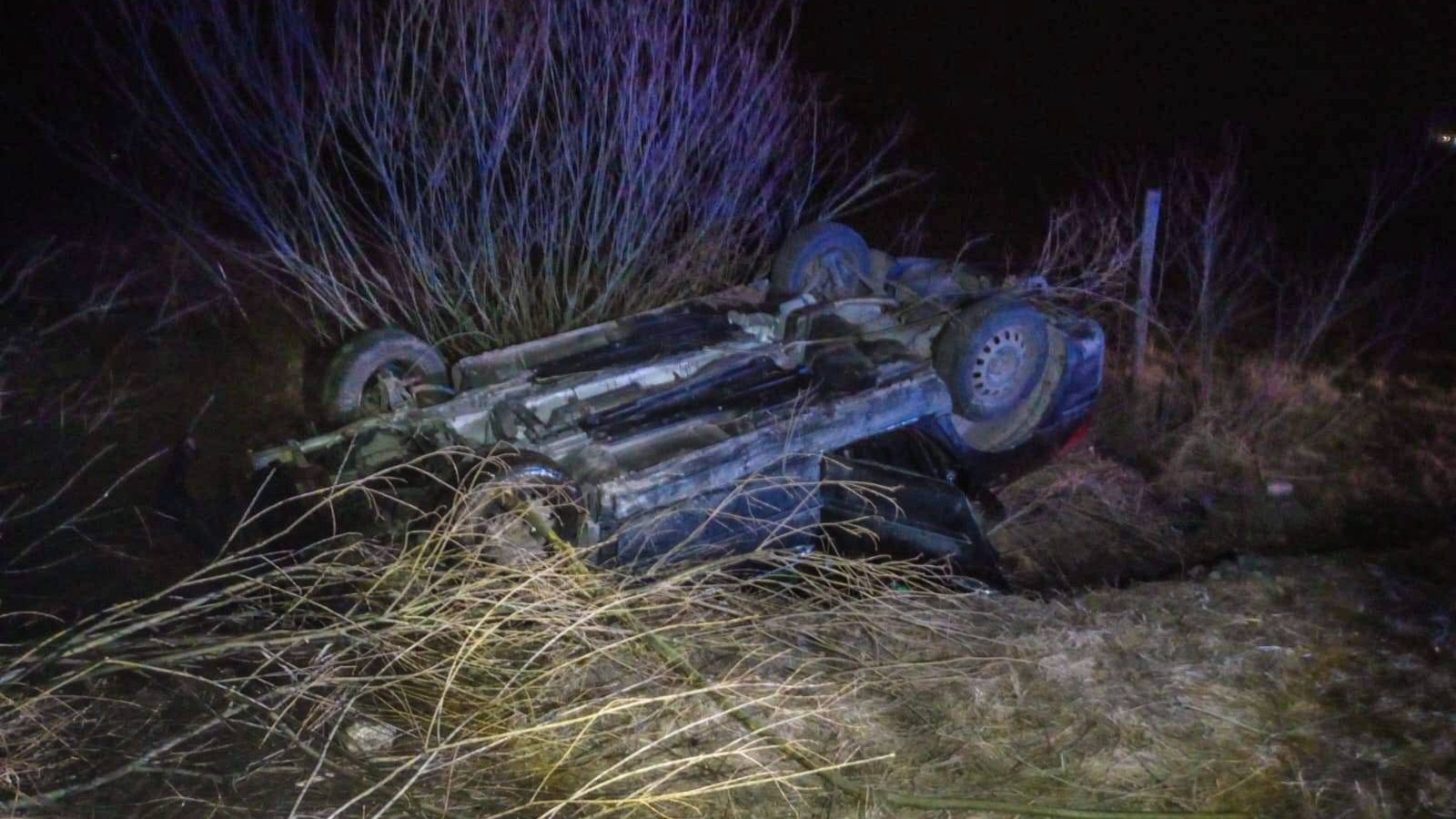 Nočná jazda mladistvých v obci Betlanovce sa skončila prevráteným autom.