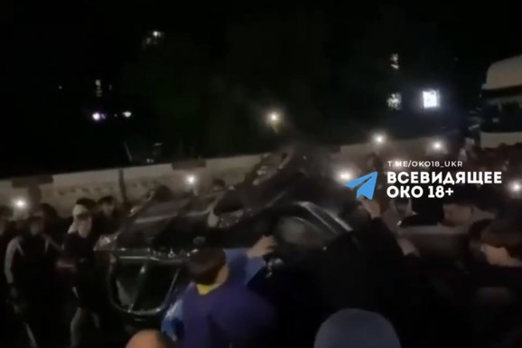 (VIDEO) MLADIĆA PRETUKLI I UGURALI U KOMBI! Totalni haos zbog mobilizacije u Ukrajini: Besni građani opkolili službeno vozilo i PREVRNULI GA