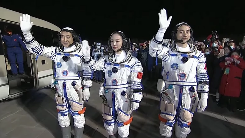  Zhai Zhigang, Wang Yagping i Ye Guangfu przed startem misji Shenzhou 13