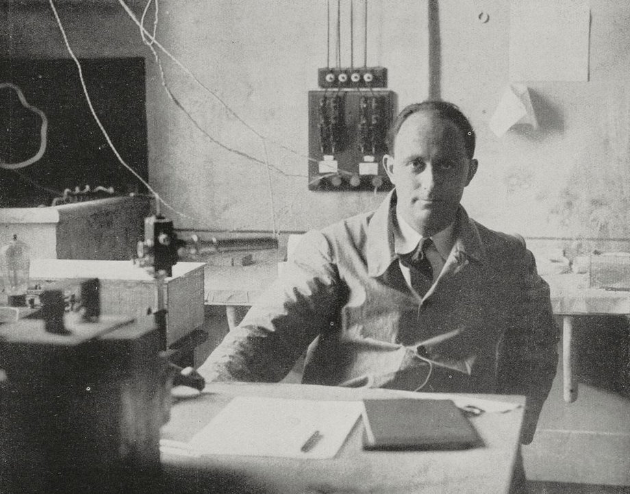 Dr Enrico Fermi stał na czele grupy naukowców, którym udało się zainicjować pierwszą wykonaną przez człowieka jądrową reakcję łańcuchową.  