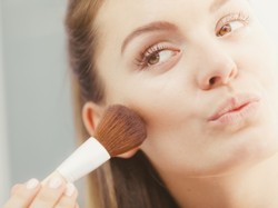 Jak używać bronzera? W tej materii też obowiązują zasady!