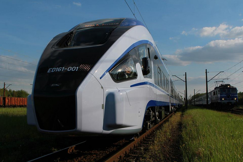 PKP Intercity na trasę Łódź - Warszawa wysłała darta. Konkurencja pomiędzy przewoźnikami trwa