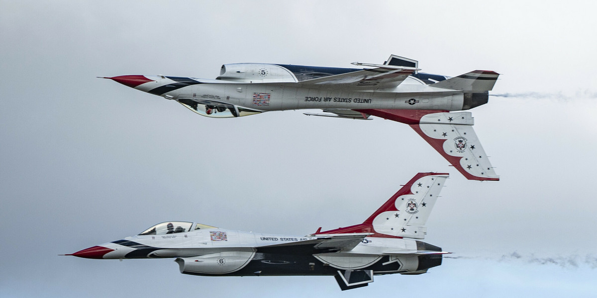 Myśliwce F-16 w amerykańskich barwach.