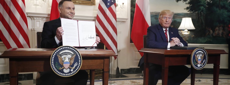 Prezydenci Andrzej Duda i Donald Trump po podpisaniu deklaracji dotyczącej obecności sił zbrojnych USA w Polsce. Waszyngton, 12 czerwca 2019 r.