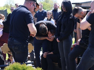 "SINE, OTVORI OČI DA VIDIŠ"! TEŽAK PRIZOR NA POMENU DRAGANA LAZIĆA: ĆERKE PRIŠLE OČEVOM GROBU, babin KRIK RAZARA! (VIDEO)