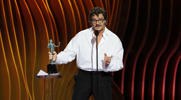 Pedro Pascal részegen veszi át a legjobb színésznek járó szobrocskát a SAG díjátadón