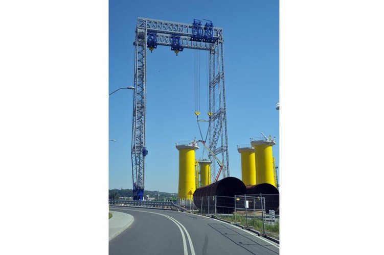 Konstrukcje platform pośrednich ładowane w szczecińskim porcie są częścią produkowane są w ramach pierwszego kontraktu BMO. Klientem jest DONG Energy - światowy lider w wiatrowej branży offshore. W ramach umowy wyprodukowanych zostanie 91 sztuk platform pośrednich, które potem montowane będą na farmie Race Bank 27 km od wybrzeży hrabstwa Norfolk (Anglia).
<br><br>fot. (ukit) PAP/Marcin Bielecki