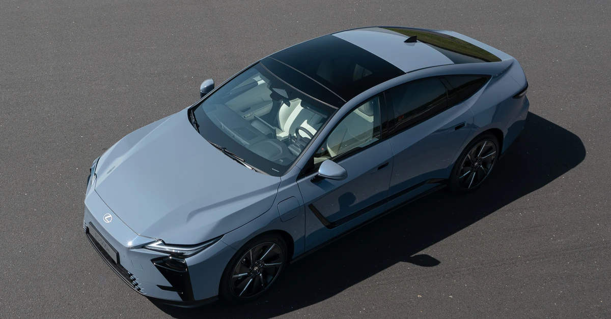 Nowy Lexus wjeżdża do salonów. Ma silnik 2.5 i gwarancję na 10 lat. Ile kosztuje?