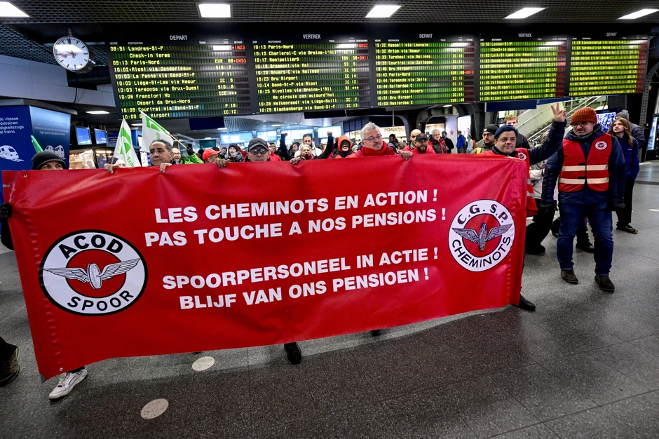 Radnici sa zastavama i transparentima sindikata na simboličnom maršu železničkih sindikata do sedišta železničkih kompanija, prvog dana nacionalnog štrajka