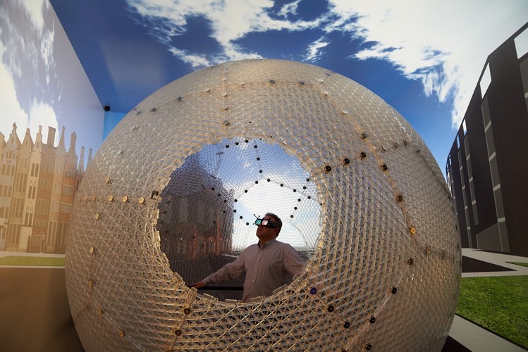 Wirtualna jaskinia wyposażona jest w sferyczny symulator chodu, co umożliwia swobodne poruszanie się po wizualizowanej przestrzeni.

<br><br>fot. (aw/cat) PAP/Adam Warżawa