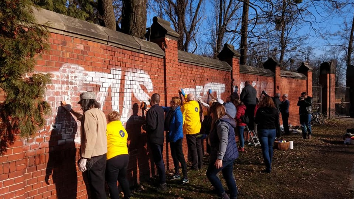 "Jezus jest królem". Ktoś znów pomalował mur cmentarza żydowskiego we Wrocławiu