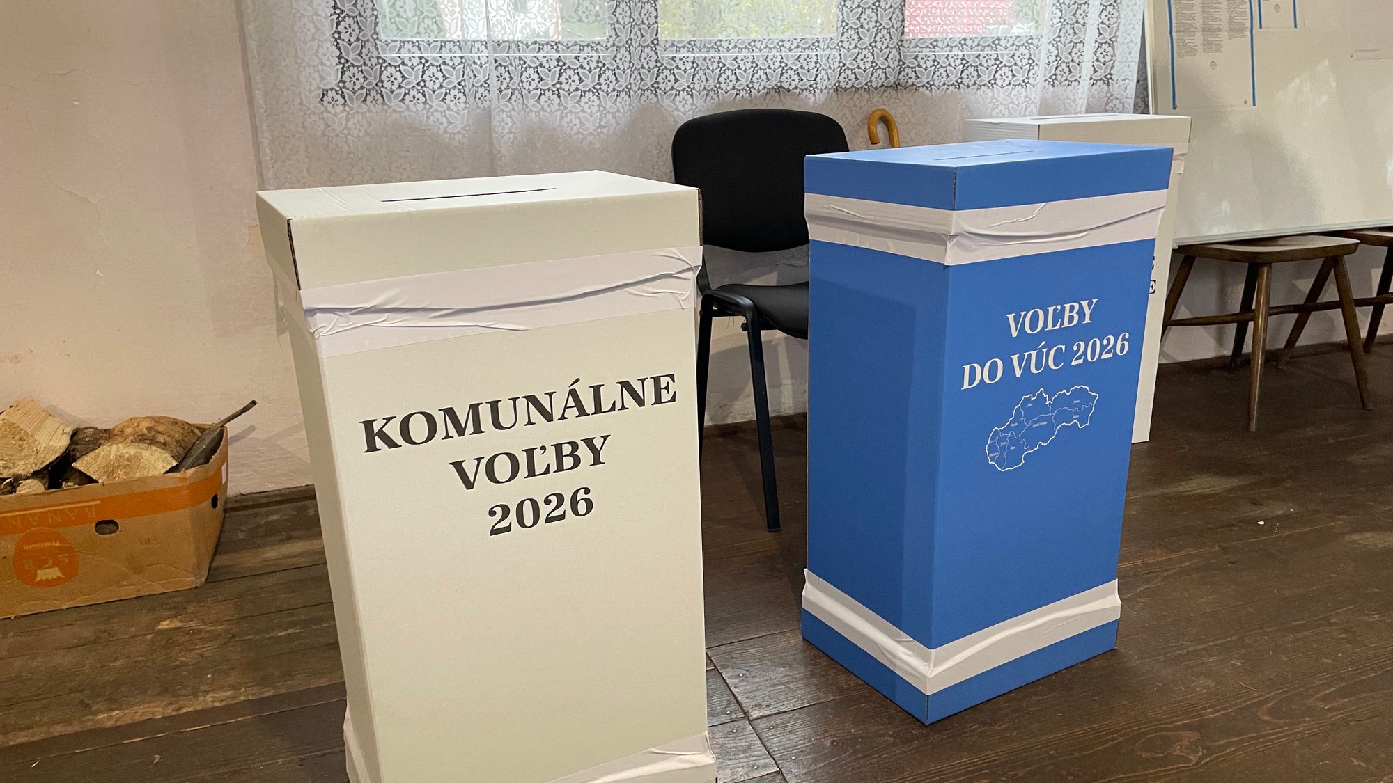 Volebné schránky pre voľby do VÚC a pre komunálne voľby v sobotu 24. októbra 2026. 