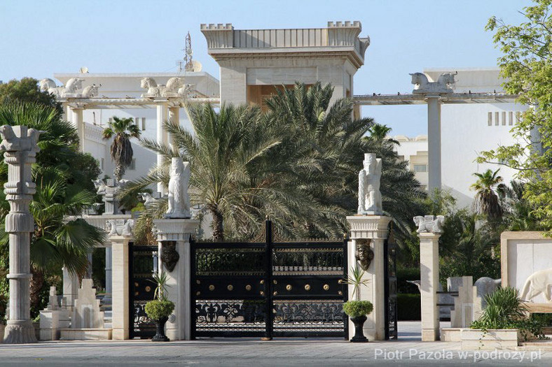 Główna brama najdroższego hotelu na wyspie Dariush Hotel