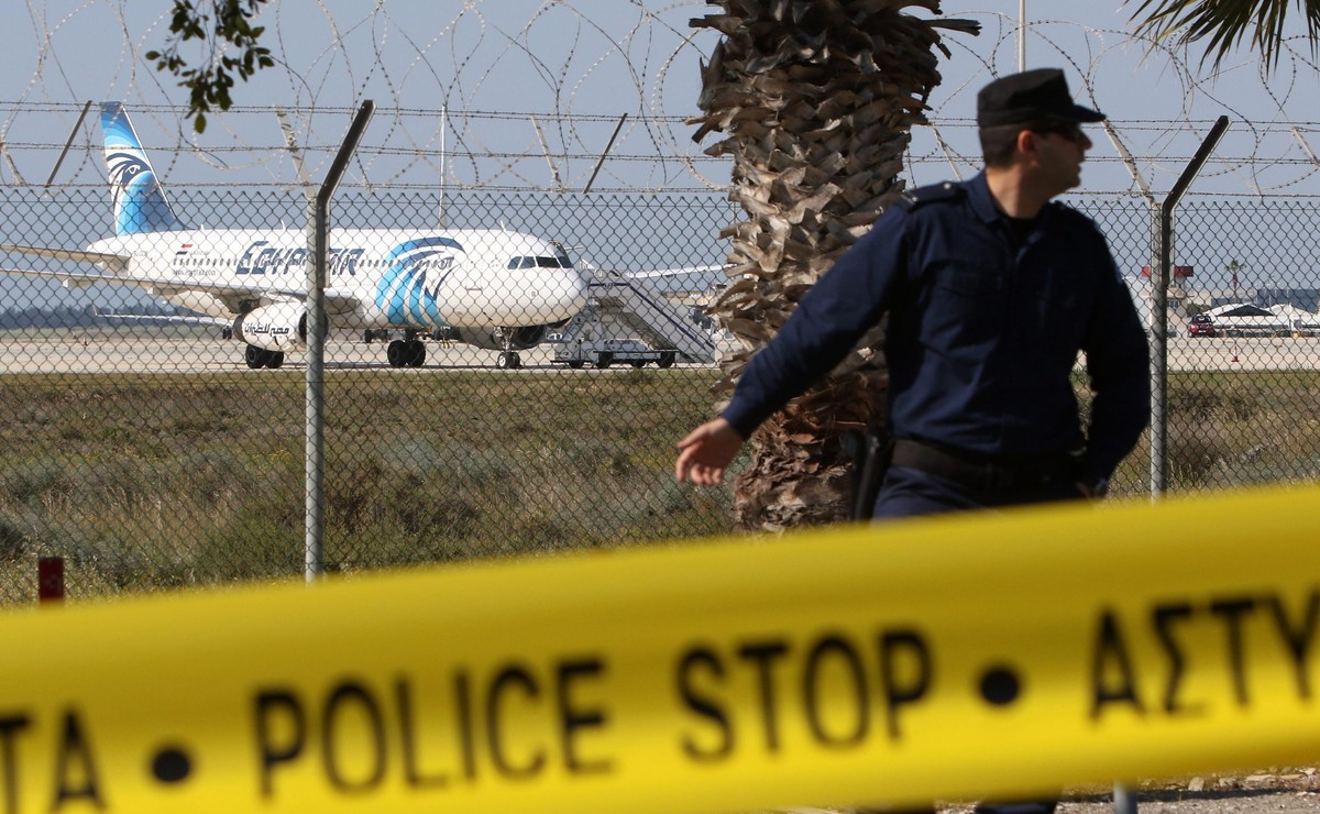 Porwany samolot na lotnisku w Larnace