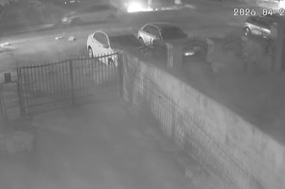 (VIDEO) ZASTRAŠUJUĆI ZVUK KOČNICA I VARNICE! Teška nesreća u Bečmenu: "Audi" naleteo na traktor, od siline udara se prevrnuo