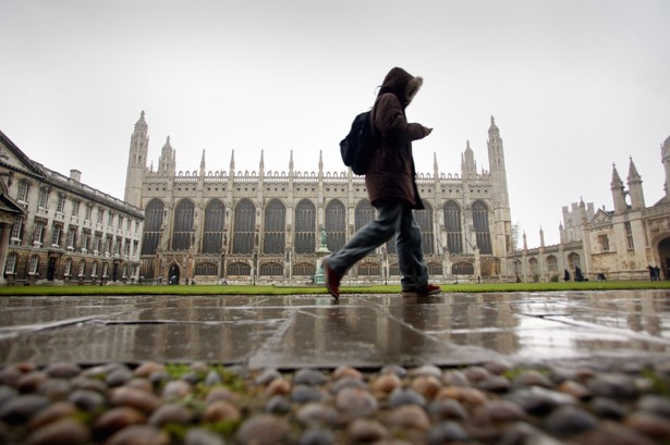 Podstawowe czesne na wyższych uczelniach Anglii, również dla studentów z UE, od najbliższego roku akademickiego wzrośnie do 6 tys. funtów rocznie z 3290 funtów obecnie, a w niektórych przypadkach nawet do 9 tys. funtów.