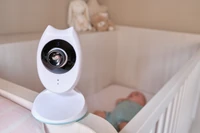 Pomoc w opiece nad niemowlakiem. Ile kosztuje elektroniczna niania z kamerą?