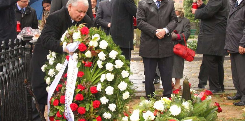 Kaczyński nad grobem "poległego" członka PiS