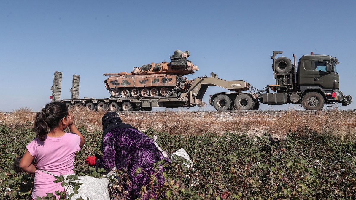 Syryjskie siły rządowe mają wejść w miejsce Amerykanów do miast Kobane i Manbidż na północy kraju - podały kurdyjskie agencje informacyjne. Wojska USA wycofały się dziś z tych kontrolowanych przez Kurdów terenów w obawie przed postępującą turecką ofensywą.