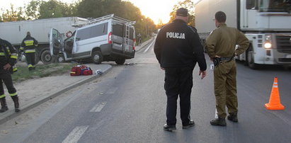 Bus zderzył się z ciężarówką