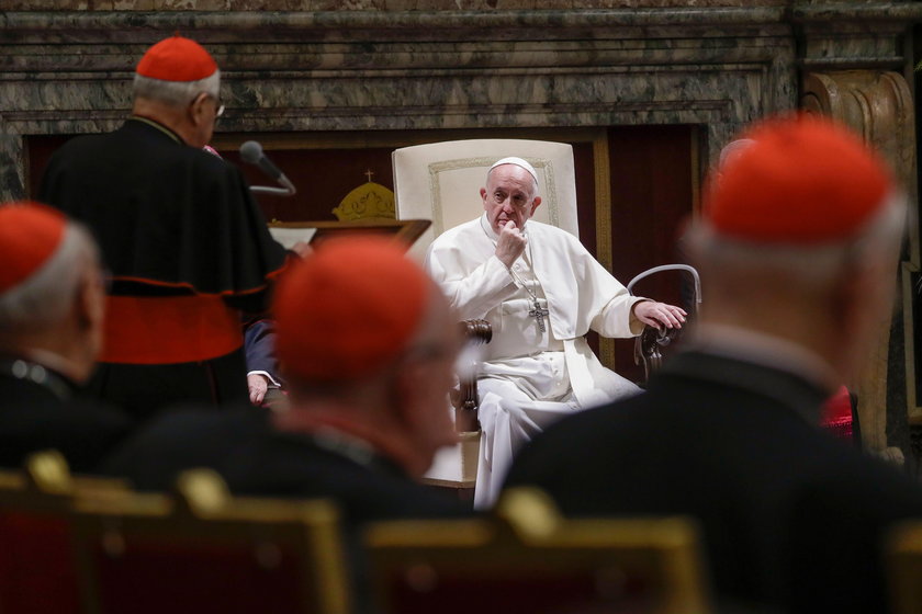 Wyciekł papieski dokument. Franciszek zgadza się na częściowe zniesienie celibatu!