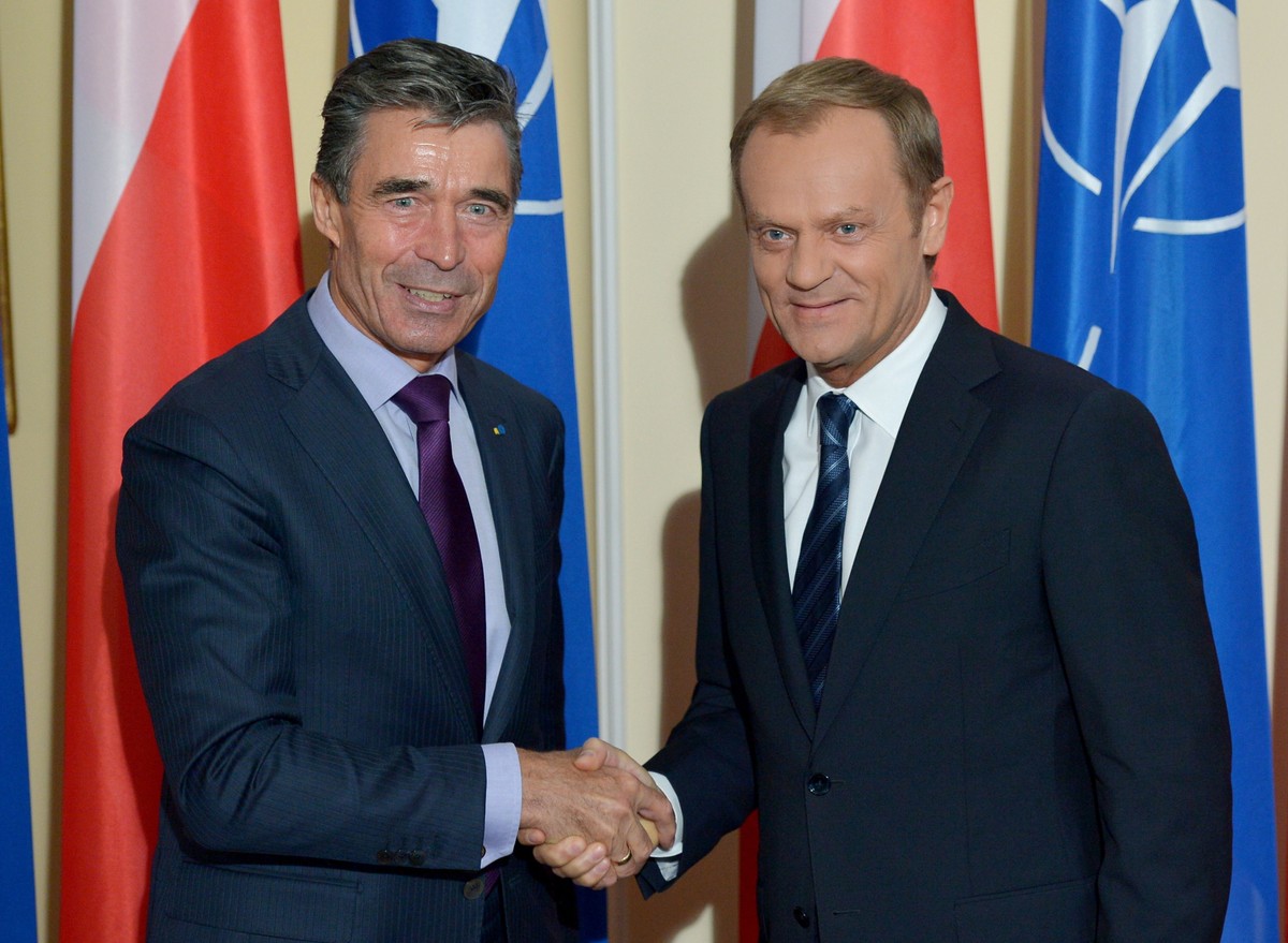 Donald Tusk oraz Anders Fogh Rasmussen podczas spotkania w KPRM. Fot. PAP/Radek Pietruszka