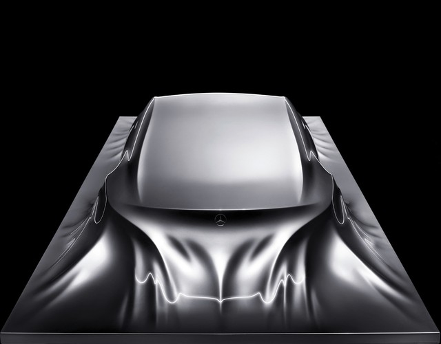 Nie ma klamek i kół ale wyraźnie widać, że to samochód... Naszym zdaniem pomysł niemieckiej marki
przypomina postać niszczycielskiego cyborga z sagi o Terminatorze