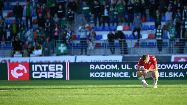 Zawodnik Wisły Kraków po przegranym 4:2 meczu 33. kolejki piłkarskiej Ekstraklasy z Radomiakiem Radom