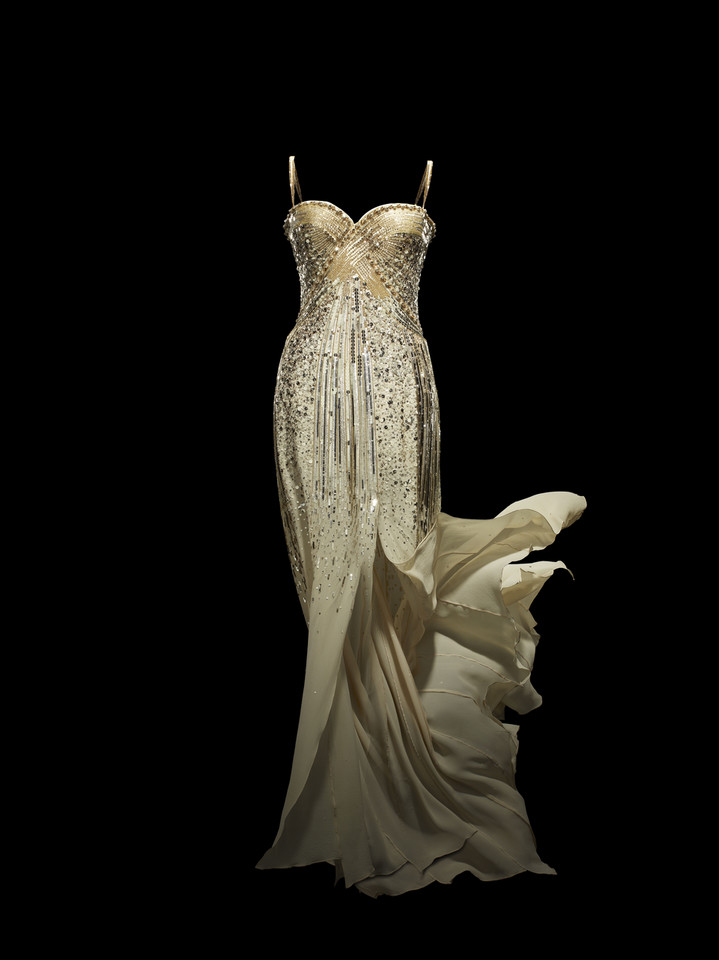 Retrospektywna wystawa "Christian Dior: Designer of Dreams" w Victoria & Albert Museum. Suknia wieczorowa J’adore projektu Johna Galliano z 2008 roku