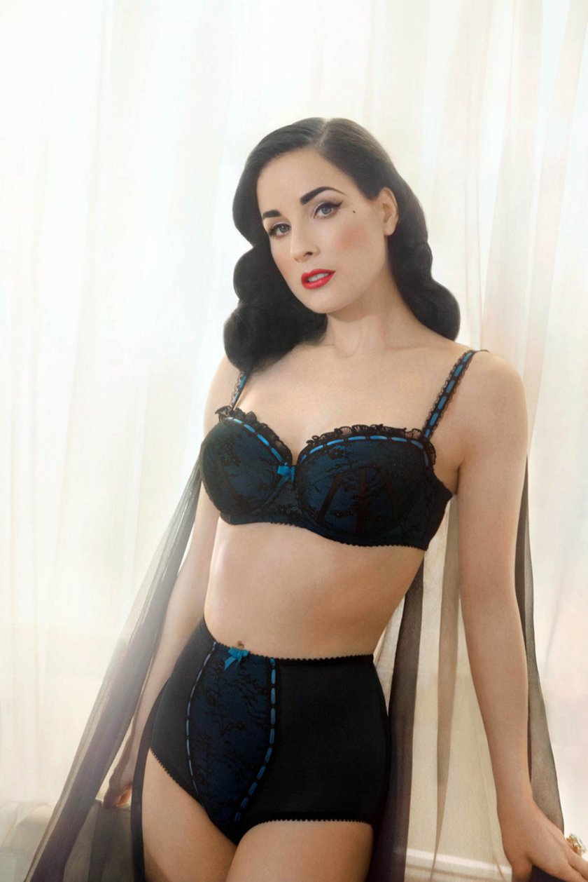 Dita Von Teese w czarnej bieliźnie