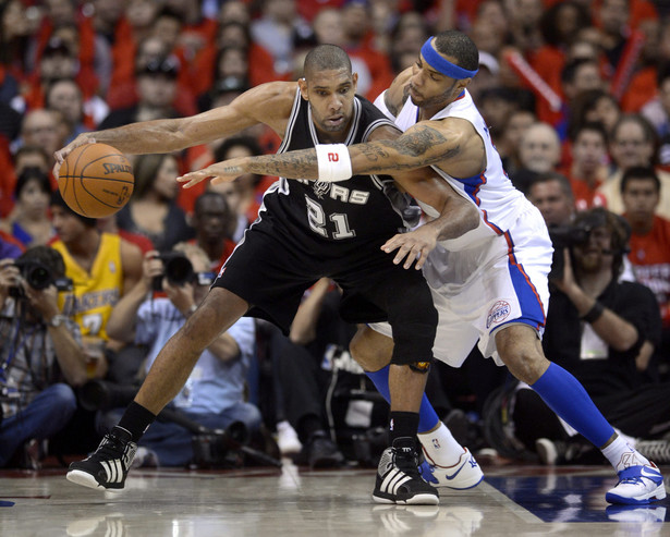 Koszykarz Spurs próbuje ograć zawodnika Clippers