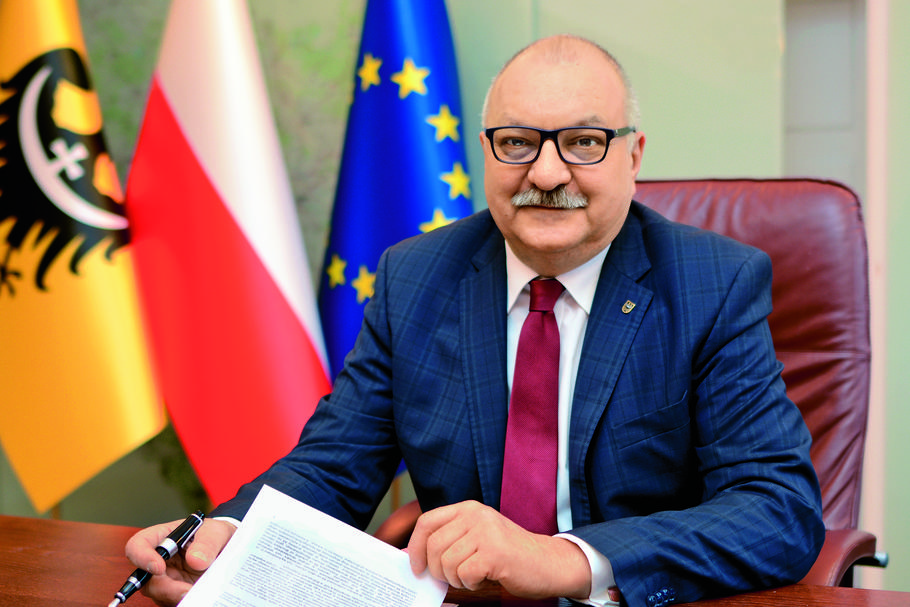 Cezary Przybylski, marszałek województwa dolnośląskiego, podkreśla, że jego region oferuje atrakcyjne warunki prowadzenia biznesu.